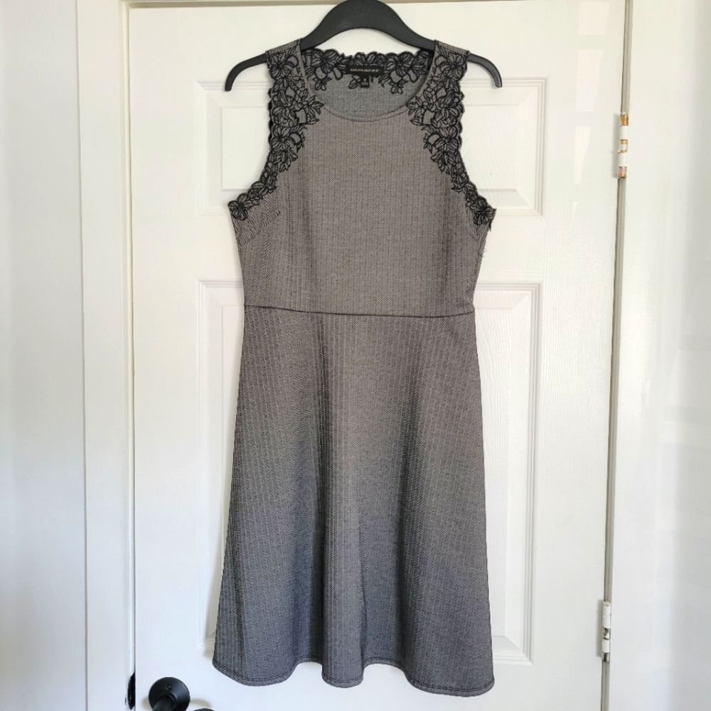 Banana Republic Size 8 Charcoal Fit and Flare Dress